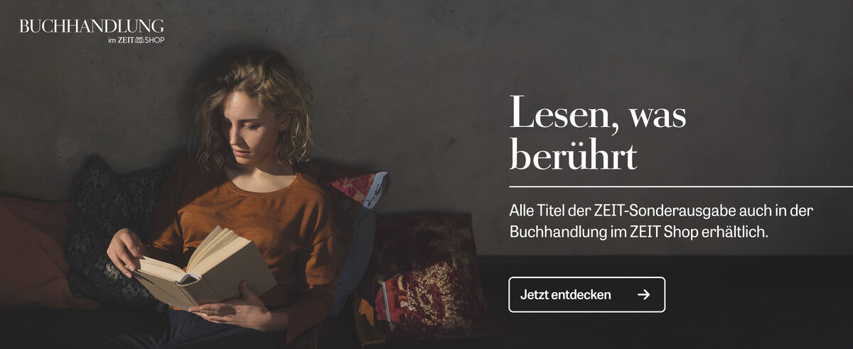 Eine Person sitzt in einem gemütlichen Lesesessel und hält ein geöffnetes Buch, das Teil der ZEIT-Edition »100 Bücher, 100 Lebensgefährten« ist. Im Hintergrund sind Kissen und eine dunkelgraue Wand zu sehen. Text auf dem Bild: „Lesen, was berührt. Alle Titel der ZEIT-Sonderausgabe auch in der Buchhandlung im ZEIT Shop erhältlich.“