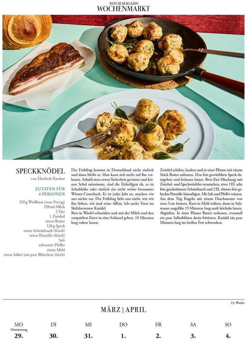 Deckblatt des »Wochenmarkt« Kalenders 2027 von ZEITmagazin WOCHENMARKT. Oben ein Foto von angerichteten Speckknödeln auf weißen und schwarzen Tellern, mit Speckscheibe und Brötchen, darunter ein Rezepttext, Kalendarium für März/April, moderne Food-Fotografie.