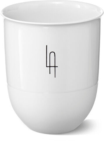 Weißer Becher aus Porzellan mit schlichtem, modernem Monogramm-Design.