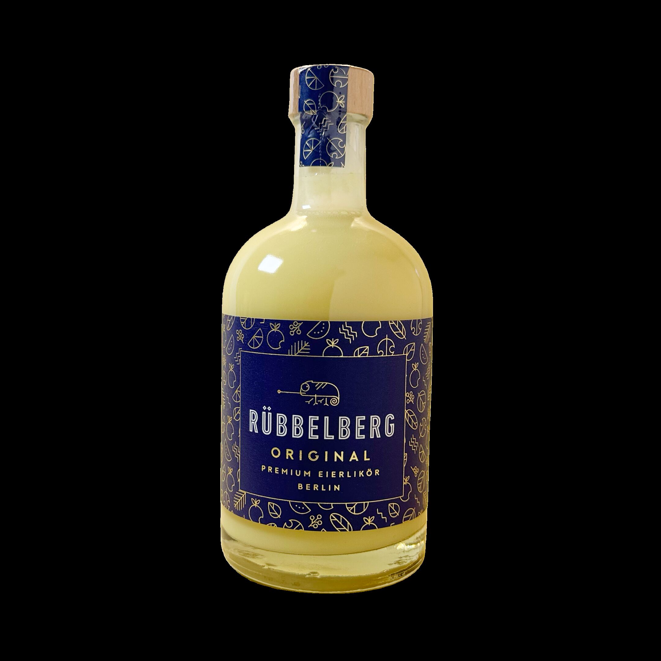Flasche mit hellgelbem Premium Eierlikör, etikettiert mit einem blauen Label, auf dem in weißen und goldenen Schriftzügen Rübbellberg Original Premium Eierlikör Berlin steht; die Flasche ist rund und hat einen eleganten, modernen Look.