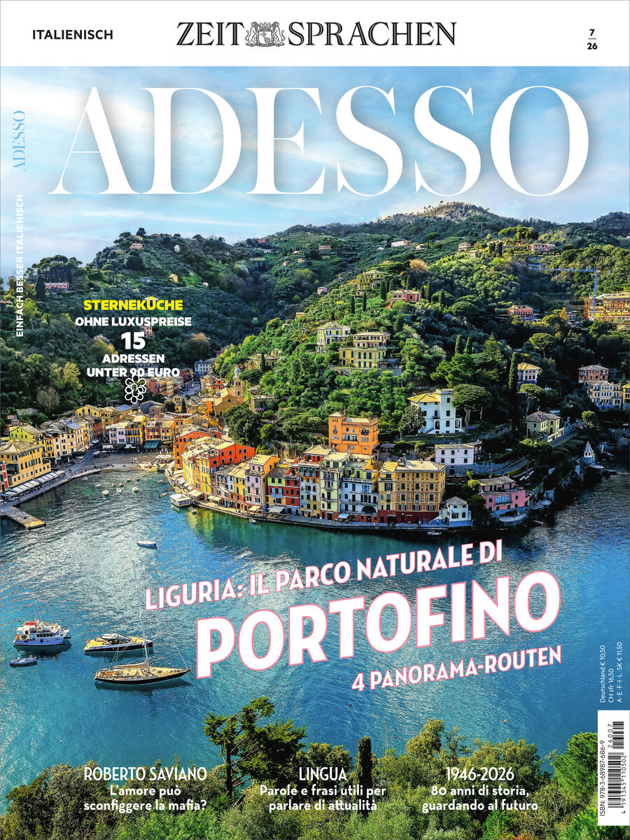 Titelblatt des "Adesso Magazin 7/2026" von Spotlight Verlag zeigt eine Panoramaaufnahme des Küstenorts Portofino in Ligurien, Italien, mit bunten Häusern am Hafen, Wasser, üppigem Grün und sanften Bergen im Hintergrund. Große Titelüberschrift und Themenhinweise, alles in leuchtenden Farben gestaltet.