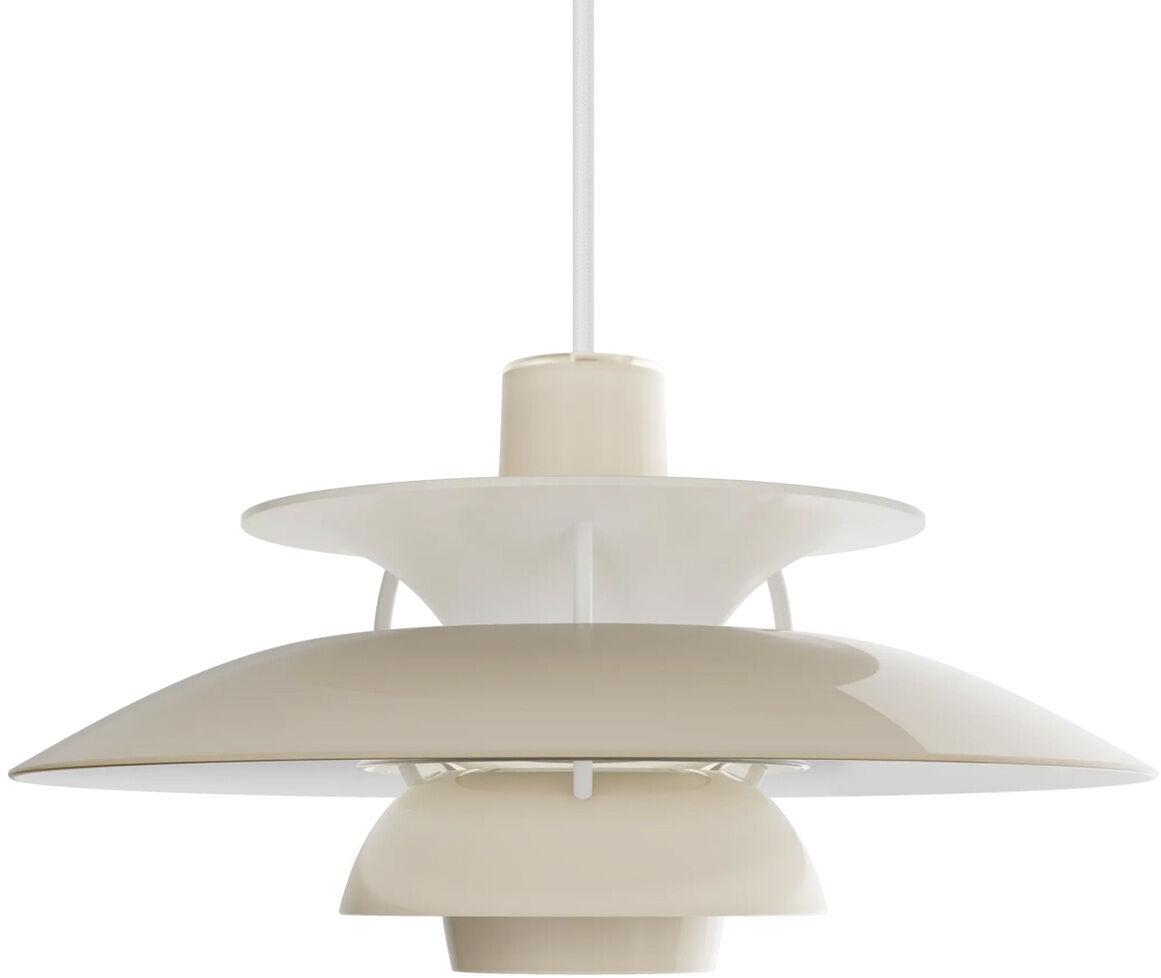 Hängeleuchte »PH 5 320« von Louis Poulsen in opal beige. Die Leuchte besteht aus mehreren versetzt angeordneten, glänzenden, pulverbeschichteten Polymer-Schirmen, die ein blendfreies, gleichmäßiges Licht spenden. Hängend, klares skandinavisches Design.