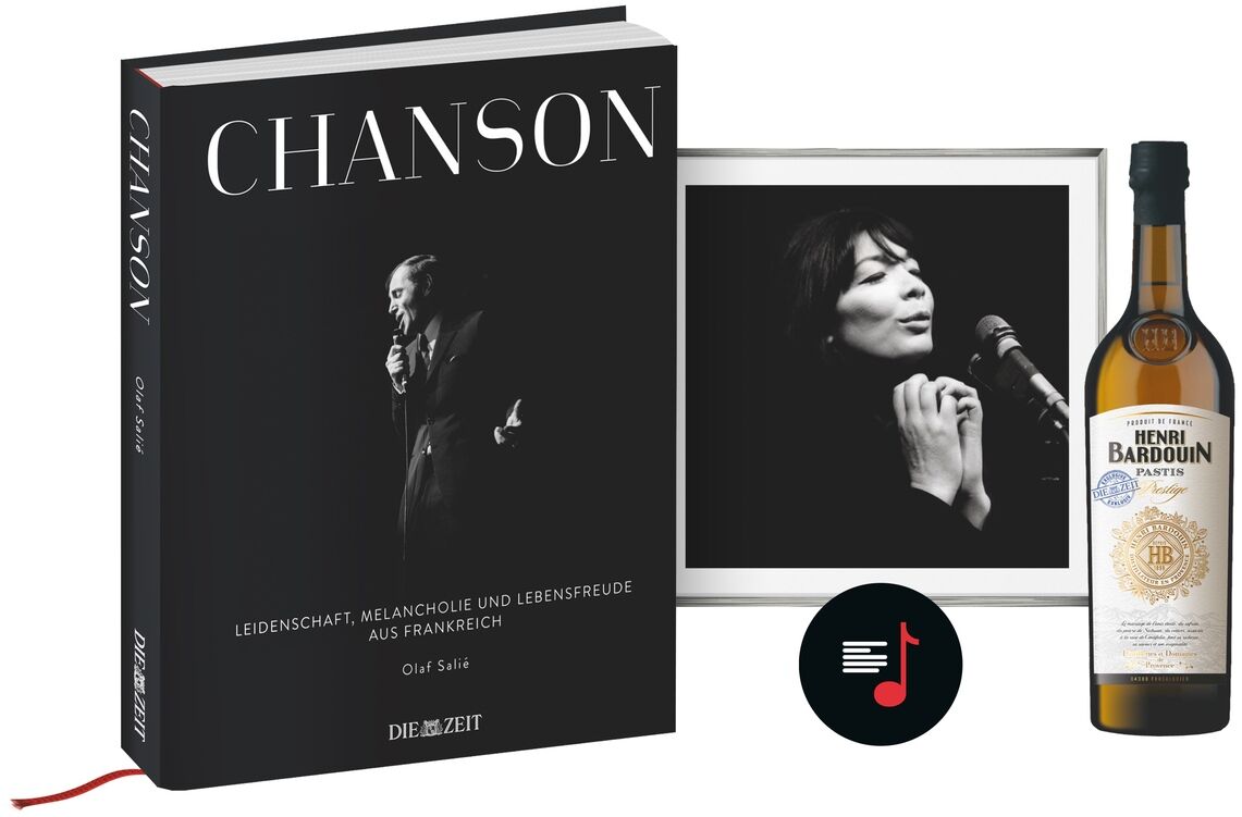 Das Bild zeigt die ZEIT-Edition »CHANSON«, bestehend aus einem Buch mit einem dunkelhäutigen Umschlag und den darin enthaltenen Fotografien, sowie eine Flasche Wein.