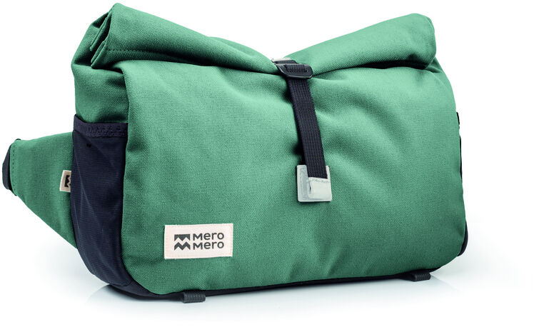 Grüne und schwarze Lenkertasche »Piha« aus Stoff, ideal für Fahrradtouren und Outdoor-Aktivitäten, mit einer robusten Schnalle vorne.