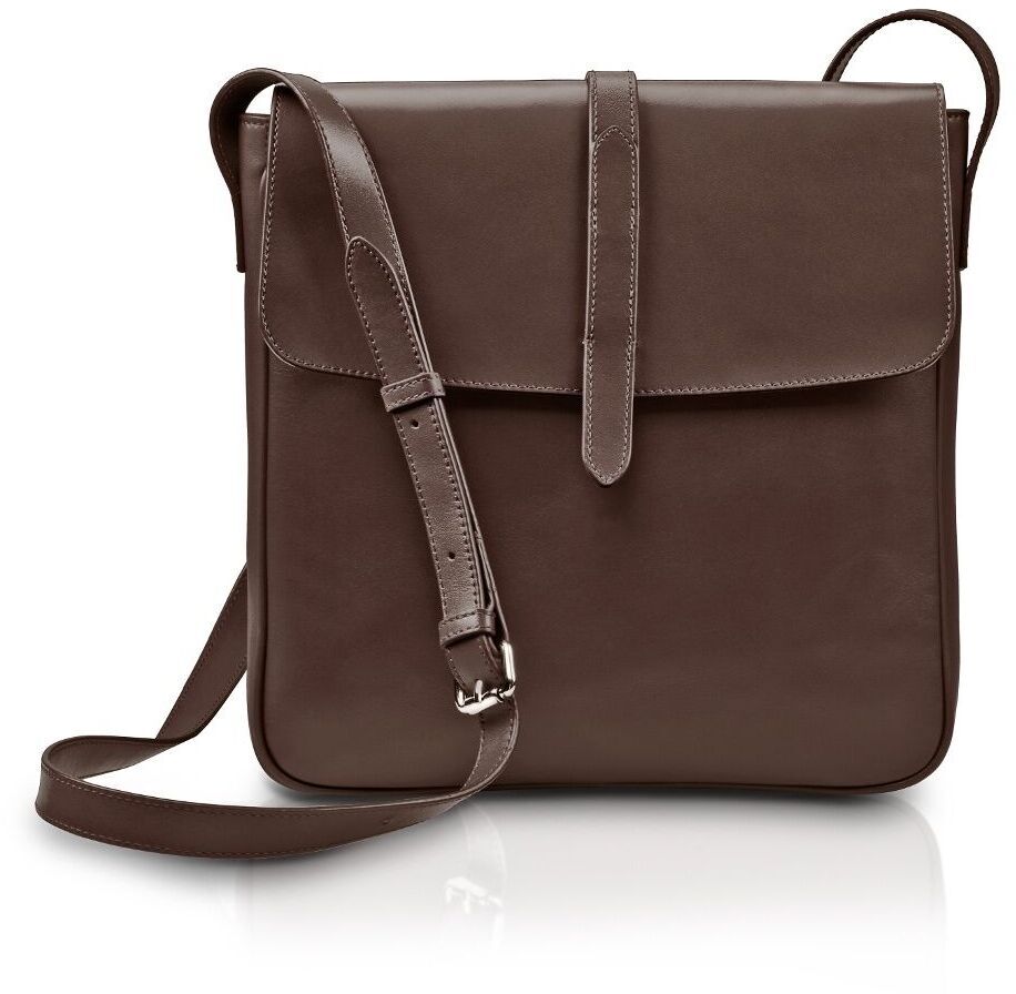 Braune »Saddle Bag« Umhängetasche aus Leder mit einem langen, verstellbaren Schultergurt vor weißem Hintergrund. Die Tasche hat einen minimalistischen, eleganten Look und ist für moderne Frauen geeignet.