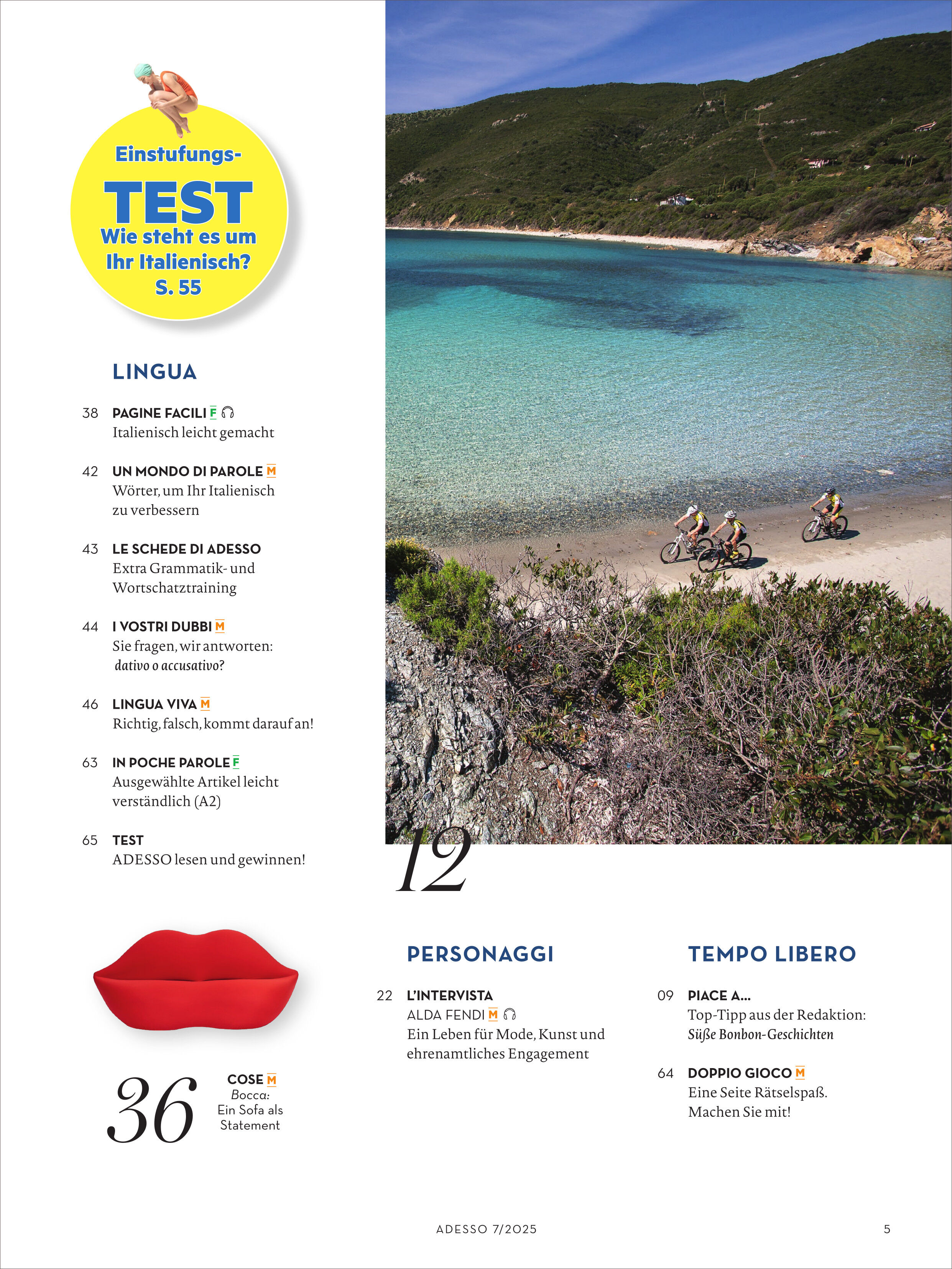 Titelseite des Adesso Magazins 7/2025 mit einem Bild von Radfahrern an einem Strand und Artikeln über italienische Sprache und Kultur.
