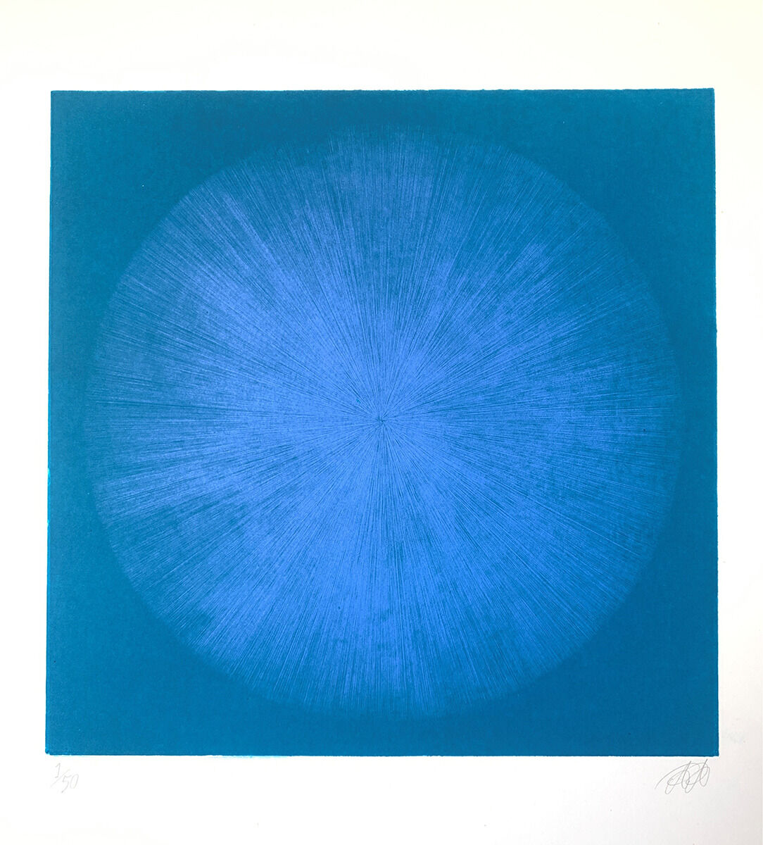 Eine abstrakte Grafik mit einem großen, spitzen Kreis in Blau auf türkisfarbenem Hintergrund. Das Kunstwerk hat eine moderne und minimalistische Ästhetik und eignet sich hervorragend als Wanddekoration.