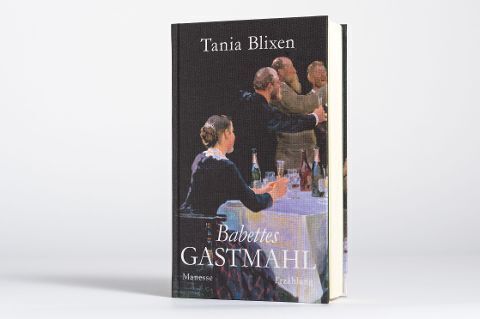 Ein Buch mit dem Titel 'Tania Blixen: Babettes Gastmahl' zeigt eine Szene mit mehreren Personen, die an einem Tisch sitzen und miteinander interagieren. Der Hintergrund ist dunkel, und die Hauptfarben des Covers sind Schwarz, Weiß, Lila, Braun und Blau.