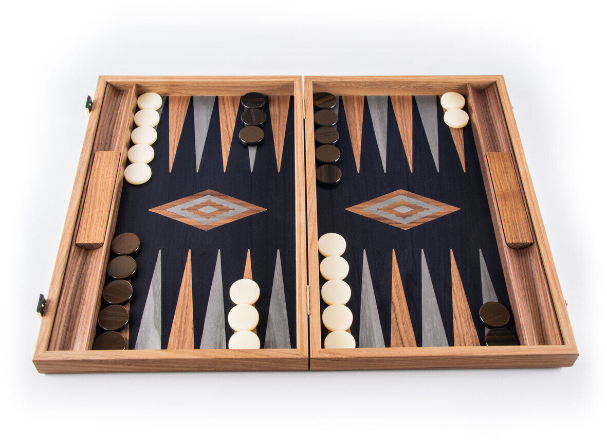 Backgammon-Spiel aus Schwarzeiche mit Walnusseintarsien. Das Spielbrett zeigt ein symmetrisches Muster mit dunklen und hellen Bereichen sowie Spielsteine in Schwarz und Weiß, ordentlich aufgereiht und spielbereit.