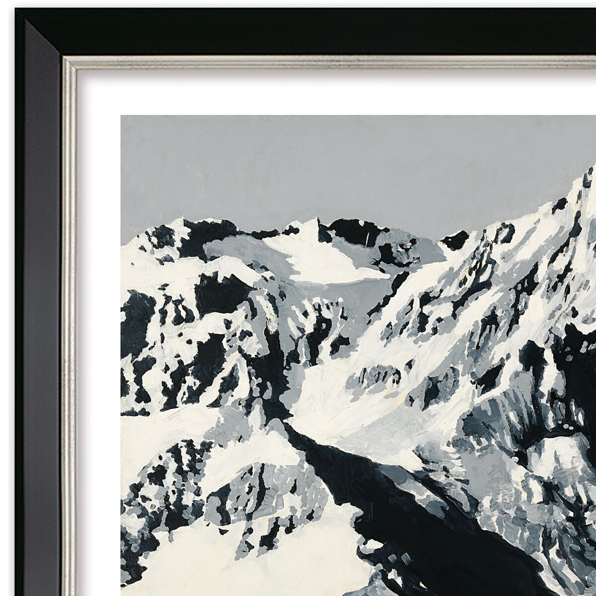 Detail des Kunstdrucks »Himalaja« von Gerhard Richter aus dem Jahr 1968. Das Bild zeigt eine verschneite, majestätische Berglandschaft mit dramatischem Hell-Dunkel-Kontrast. Die exklusive Rahmung besteht aus einer schlichten, silberfarbenen Massivholzleiste.