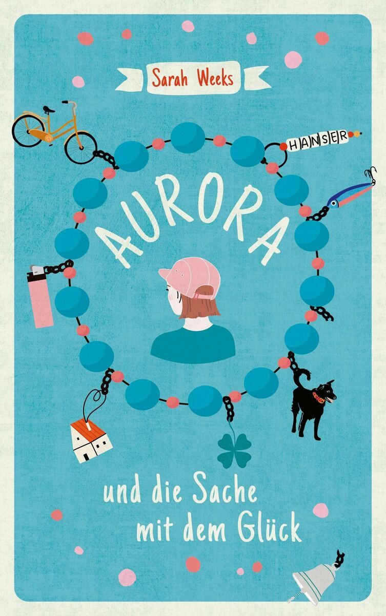 Buchcover von 'Aurora und die Sache mit dem Glück' von Sarah Weeks. Das Design hat einen blauen Hintergrund mit einer Illustration eines Mädchens mit rosa Mütze in der Mitte, umgeben von blauen Perlen und verschiedenen Symbolen wie ein Fahrrad, Schlüssel, Kleeblatt, Hund und Haus. Oben steht der Autorname innerhalb eines weißen Banners.