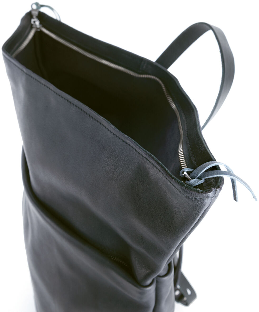 Ein schwarzer Leder-Rucksack 'Nabuku' mit einem Reißverschluss oben und einer Vordertasche. Die Trageriemen und das minimalistische Design machen ihn ideal für den täglichen Gebrauch.