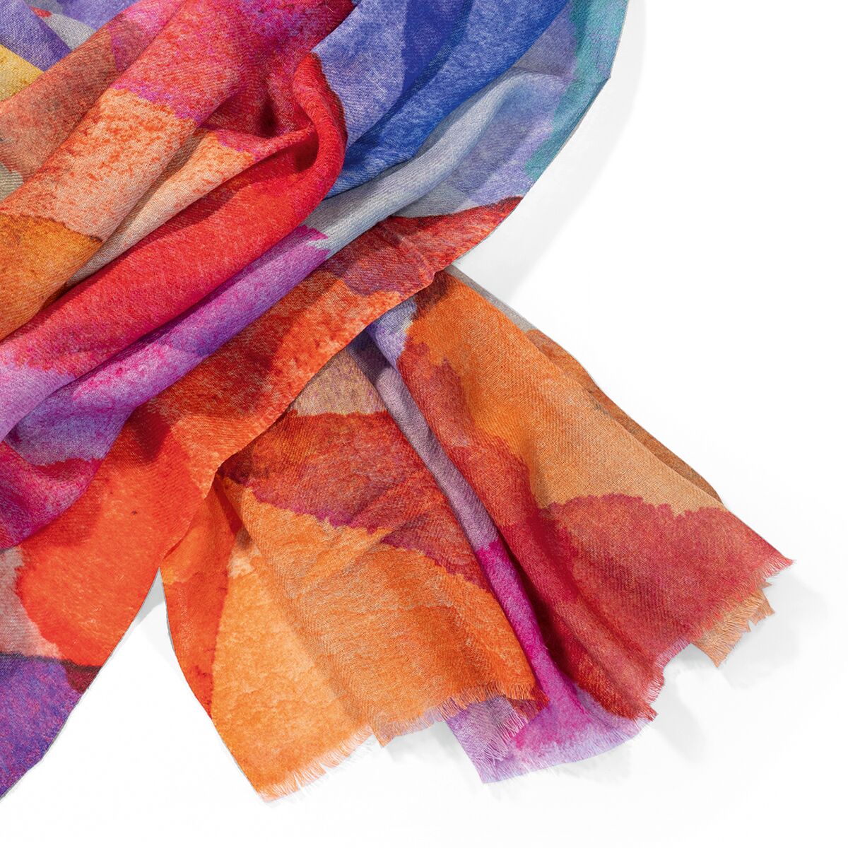 Der Schal »Mia« von Ars mundi ist aus feiner Wolle und zarter Seide gefertigt. Das großzügige Tuch zeigt ein farbenfrohes Design mit großflächigen Verläufen in Orange, Violett, Rot, Pink, Blau und Gelb. Die Struktur ist leicht transparent und an den Kanten fein ausgefranst.