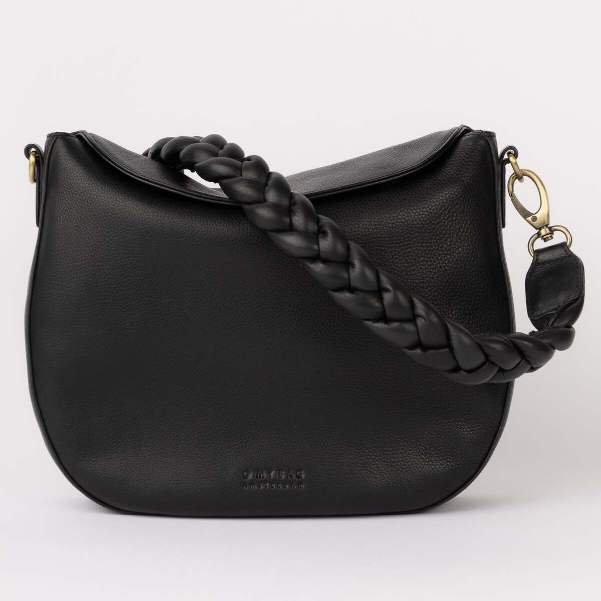 Abgebildet ist eine schwarze Handtasche mit abgerundeter Form und einem markant geflochtenen Henkel, der an beiden Seiten mit goldfarbenen Details befestigt ist. Die Tasche steht aufrecht vor hellem Hintergrund und wirkt elegant sowie modern.