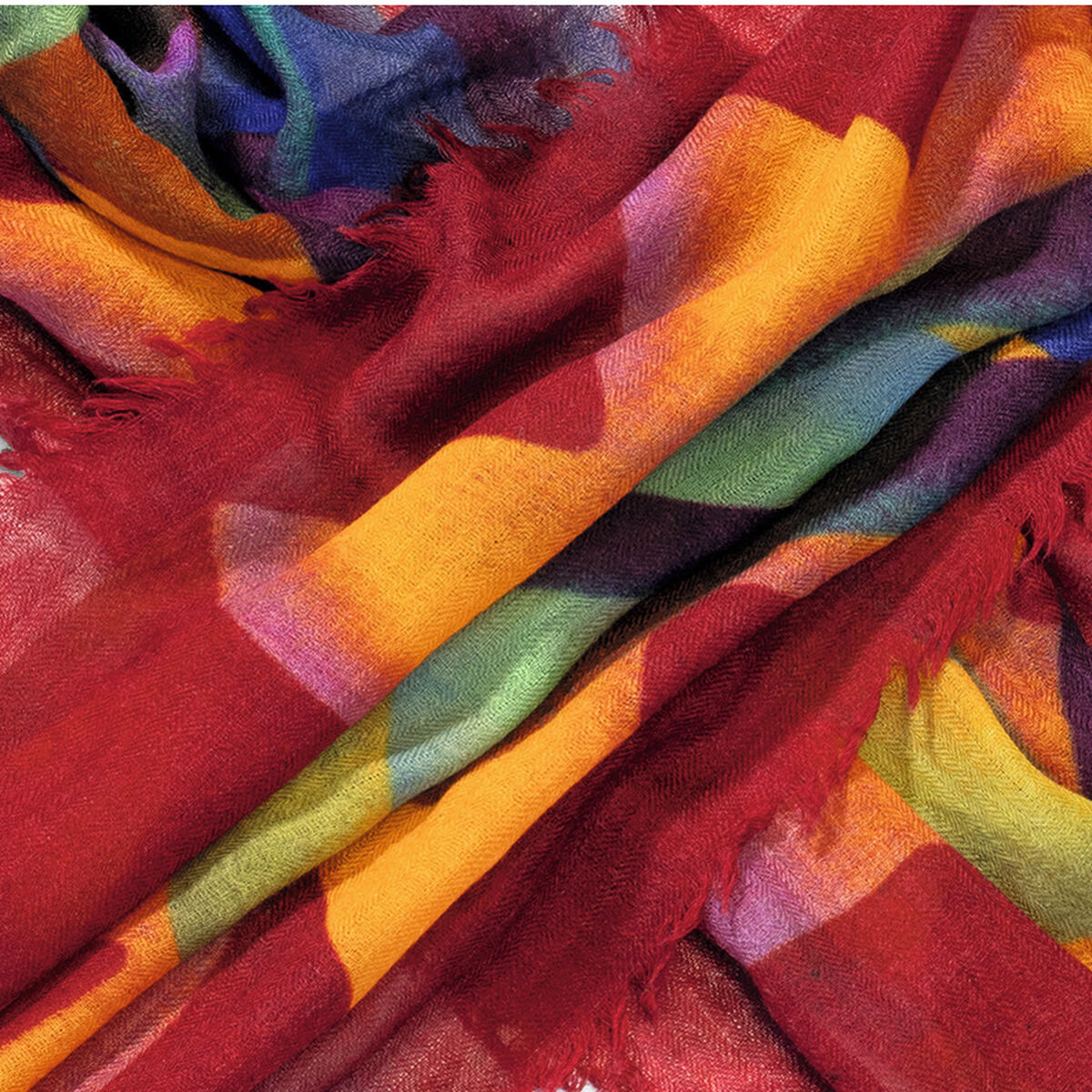 Farbenfroher Merinoschal »Dalia« von Ars mundi. Das Tuch aus reiner Merinowolle ist in leuchtenden Rot-, Gelb-, Blau-, Grün- und Orangetönen gestaltet, mit weichen Farbübergängen und fransigen Kanten. Das Material wirkt weich und edel, ideal für modebewusste Damen.