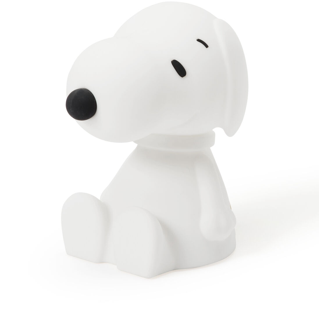Weißes Nachtlicht in Form von Snoopy aus den Peanuts, im Sitzen dargestellt, mit schwarzer Nase und kleinen schwarzen Punkten für die Augen und Augenbrauen. Das Licht steht auf einem neutralen, weißen Hintergrund.