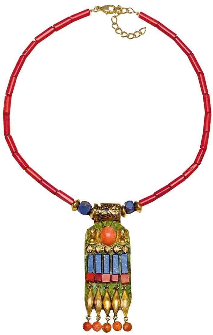 Ein handgemachtes Collier von Petra Waszak mit dem Namen »Korallen-Pektoral«. Die Halskette ist hauptsächlich rot mit verschiedenen Farben auf einem goldenen Anhänger, darunter Blau, Grün und Orange.