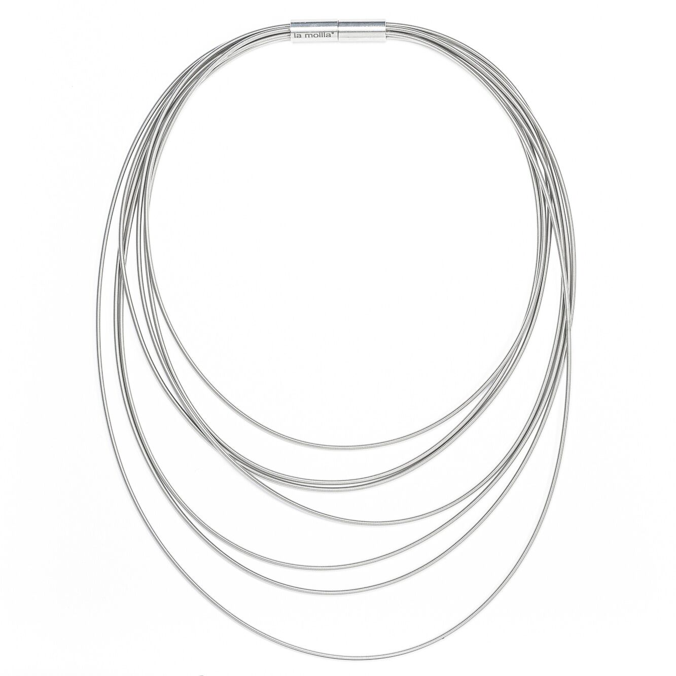 Mehrreihiges, modernes Collier mit mehreren feinen, silberfarbenen Kabelsträngen und einem schlichten Verschluss, auf weißem Hintergrund präsentiert. Ideal als zeitloses Accessoire für modebewusste Damen.