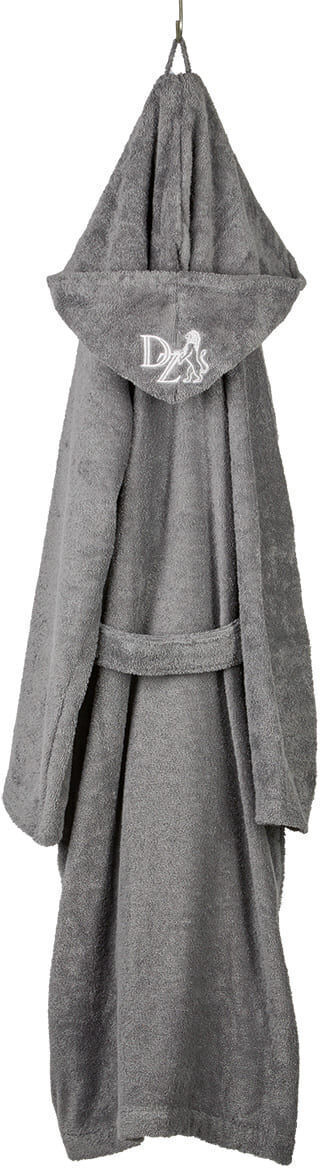 Ein grauer ZEIT-Bademantel aus weichem Material hängt an einem Haken. Er hat eine Kapuze, einen Gürtel und zeigt das gestickte Logo 'Die ZEIT'. Perfekt für Herren, Damen und Kinder geeignet.