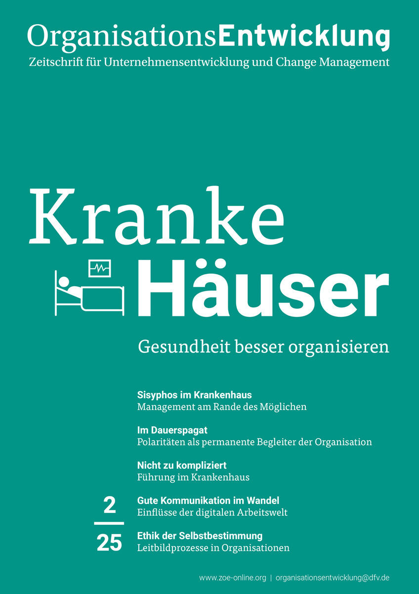 Cover der Zeitschrift 'OrganisationsEntwicklung Ausgabe 02/2025' mit dem Titel 'Kranke Häuser'. Hauptfarben sind Grün und Weiß. Themenschwerpunkte sind Unternehmensentwicklung und Gesundheitssystemmanagement.