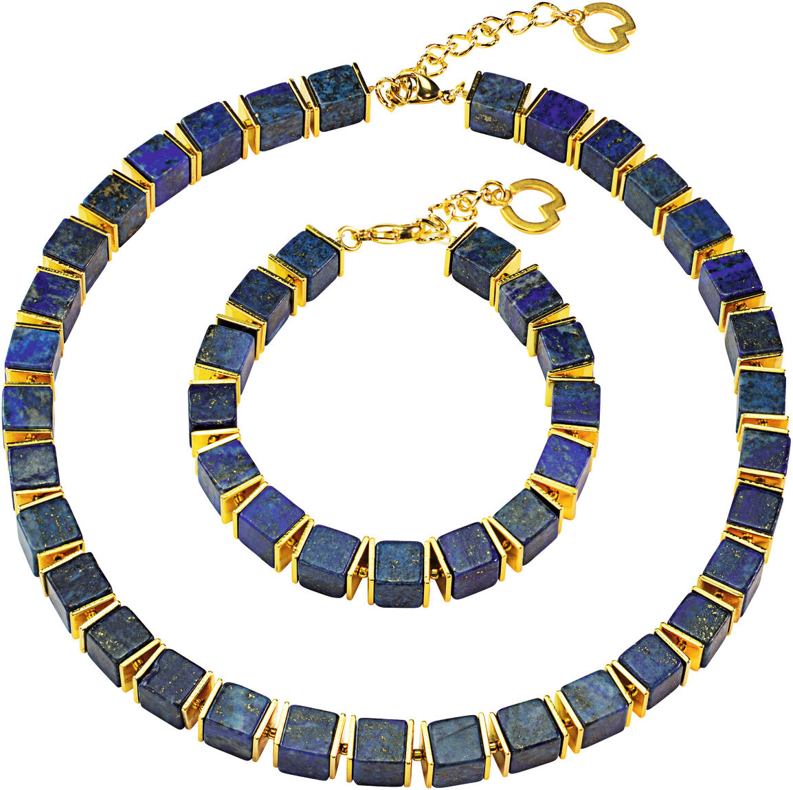 Schmuckset bestehend aus einer Halskette und einem Armband mit blauen Edelsteinwürfeln und goldener Fassung. Design von Petra Waszak.