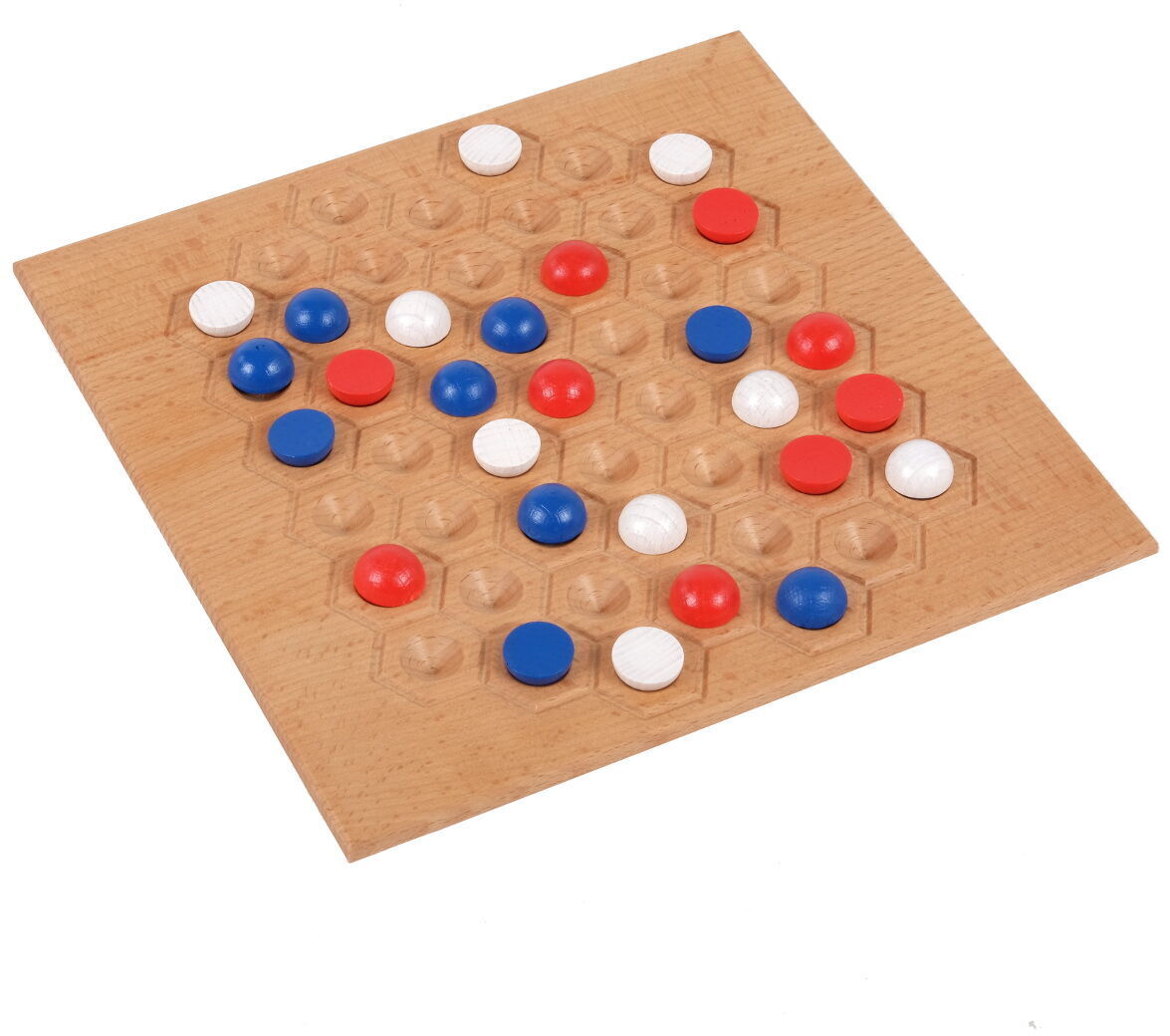 Das Bild zeigt ein hölzernes Brettspiel mit hexagonalen Aussparungen, die mit roten, blauen und weißen Kugeln gefüllt sind. Das Spiel ist unter dem Namen 'Spiel »Double Dutch«' bekannt.
