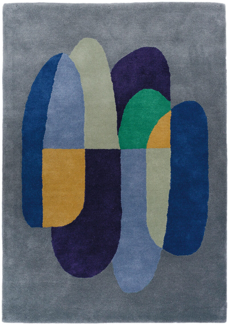 Abgebildet ist ein rechteckiger Teppich in der Größe 160 x 230 cm mit einem abstrakten, geometrischen Muster in Blautönen, Grau, Grün und Ocker auf grauem Hintergrund.