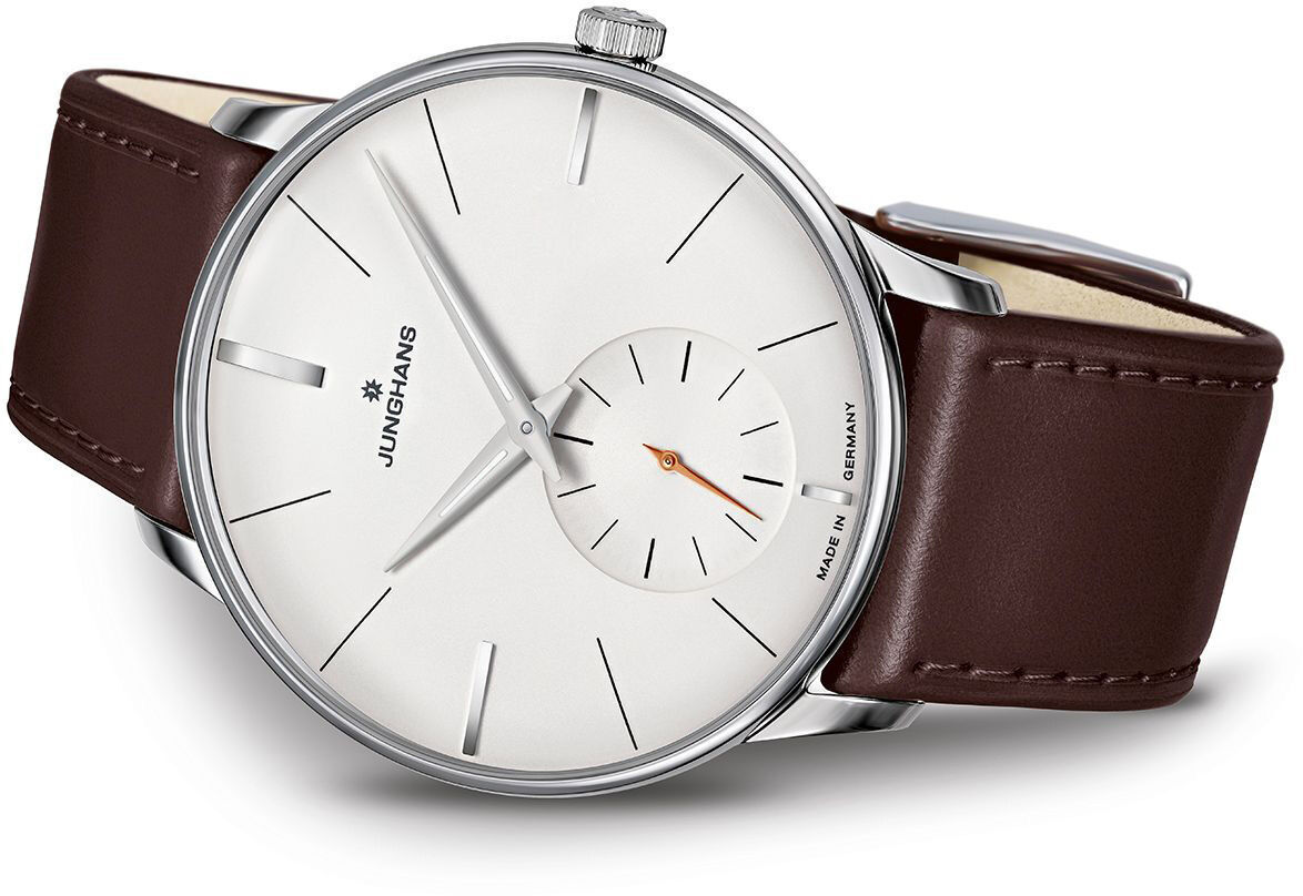Zeit-Sonderedition »Meister Handaufzug« von Junghans: Eine hochwertige mechanische Armbanduhr mit einem weißen Zifferblatt, braunem Lederarmband und einem silbernen Gehäuse. Hervorgehoben durch ein minimalistisches Design und elegante goldene Uhrzeiger.