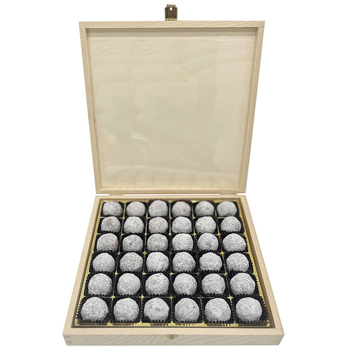 Offene Holzbox mit 36 Champagner-Trüffeln, ordentlich in sechs Reihen angeordnet, jede Praline mit heller Schokolade überzogen und auf schwarzem Pralinenpapier platziert. Die edle Präsentation macht das Set zu einem hochwertigen Geschenk für besondere Anlässe.