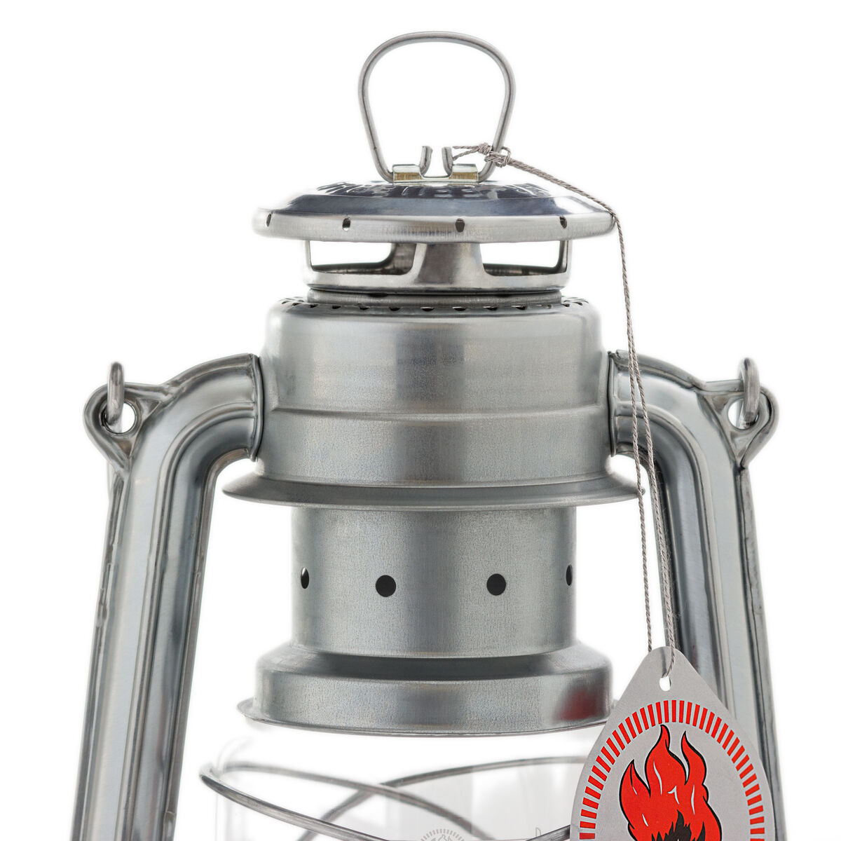 Zinkbeschichtete Sturmlaterne mit Bügel und Dochtregulierung. Ideal für Outdoor-Aktivitäten wie Camping und Wandern, sowie als dekorative Lichtquelle bei besonderen Anlässen.