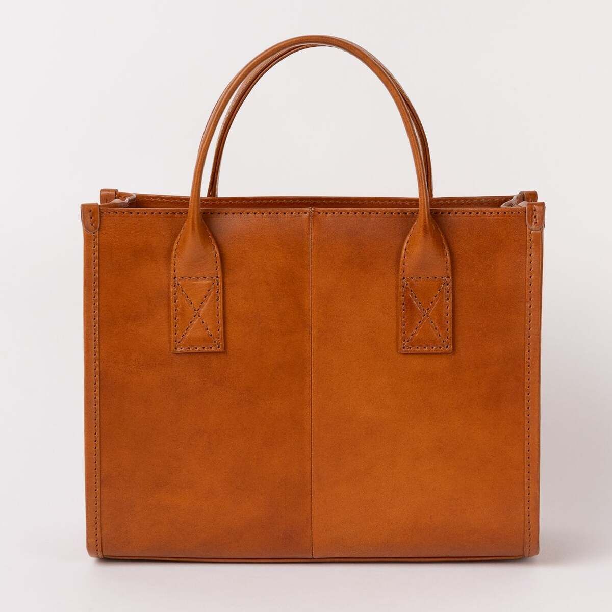 Mittlere, eckige Damenhandtasche aus braunem Leder mit zwei kurzen Griffen, schlichtem Design und sichtbaren Nähten vor hellem Hintergrund.