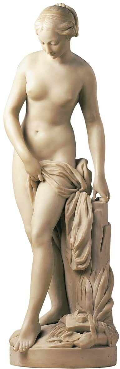 Eine Skulptur mit dem Titel »Badende« von Etienne-Maurice Falconet. Die Skulptur zeigt eine nackte Frau, die sich sanft nach vorne beugt und ein Tuch in ihren Händen hält. Die Figur steht auf einem dekorativen Sockel und strahlt eine klassische, elegante Ästhetik aus.