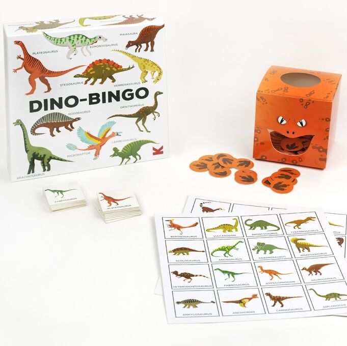 Das Bild zeigt das Gesellschaftsspiel 'Dino-Bingo'. Es enthält eine Spielbox mit verschiedenen Dinosauriern auf dem Deckel, Bingo-Karten mit Dinosaurierabbildungen und orangefarbene Spielchips. Das Spiel eignet sich für Kinder und Familien und bietet eine unterhaltsame und lehrreiche Spielerfahrung.