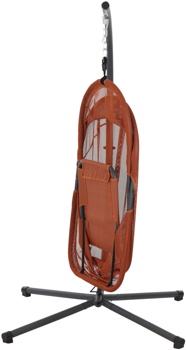 Gefalteter Hängesessel »Yobaya« von Sienagarden in der Farbe ‚relaxed red‘. Der Sessel besteht aus einem pulverbeschichteten Stahlgestell und offenporigem Polyester Air Mesh Gewebe. Er steht auf einem stabilen vierbeinigen Standfuß und ist kompakt zusammengeklappt abgebildet.
