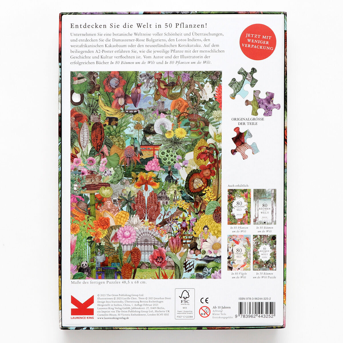 Rückseite einer Puzzle-Verpackung mit dem Titel 'In 50 Pflanzen um die Welt'. Die Verpackung zeigt eine farbenfrohe Darstellung von verschiedenen Pflanzen und Tieren aus der ganzen Welt, umgeben von Texten und Informationen über das Puzzle.