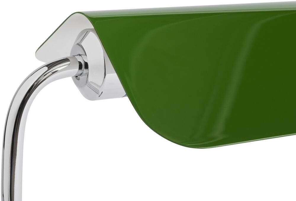 Nahaufnahme einer modernen Tischlampe mit grünem Schirm und silberner Metallarmatur. Die Lampe hat ein minimalistisches, elegantes Design.