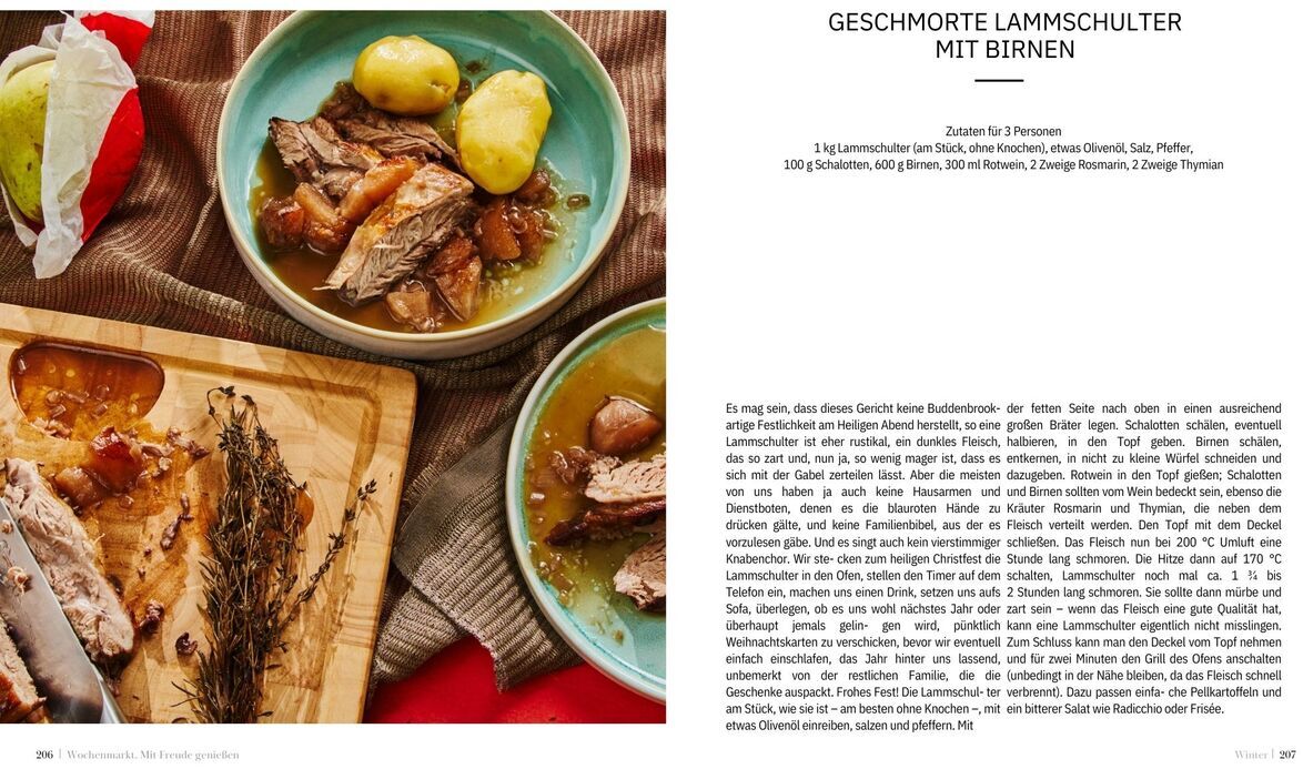 Eine Doppelseite aus dem Kochbuch »Mit Freude genießen« zeigt ein Rezept für geschmorte Lammschulter mit Birnen. Links sind Teller mit dem fertigen Gericht und ganzen Kartoffeln, rechts der Rezepttext in schwarzer Schrift auf weißem Hintergrund.