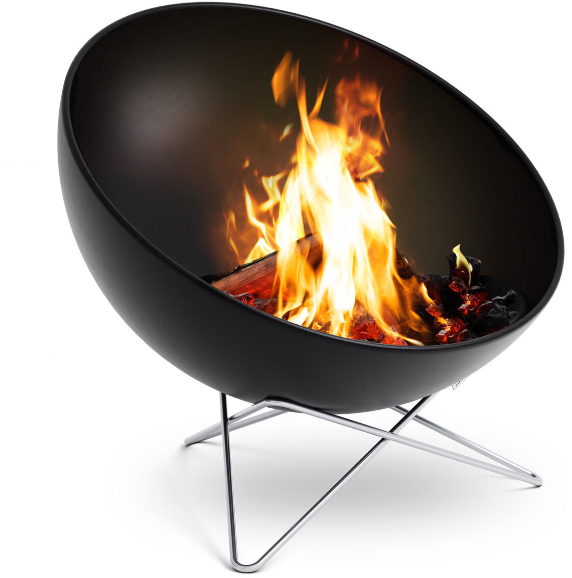 Eine moderne Feuerschale mit dem Namen »BOWL 57« aus Metall auf einem silbernen Gestell, mit brennendem Feuer darin.