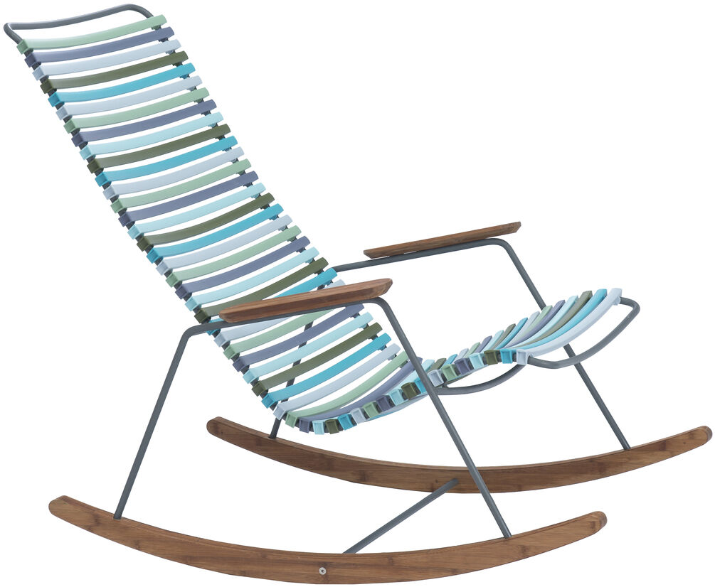 Ein moderner Schaukelstuhl mit einem gestreiften Sitz in Blau-, Weiß- und Grüntönen. Der Rahmen ist aus Metall, und die geschwungenen Kufen sowie die Armlehnen sind aus Holz. Ideal für den Einsatz im Freien.