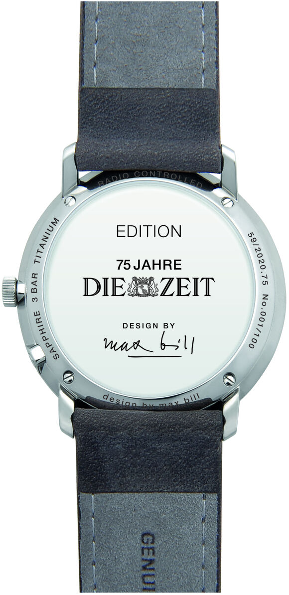 Eine Armbanduhr der ZEIT-Sonderedition »max bill MEGA Solar« mit Edelstahlgehäuse, schwarzem Lederarmband und weißem Zifferblatt. Auf der Rückseite sind der Schriftzug '75 Jahre DIE ZEIT', die Aufschrift 'Designed by max bill', sowie Informationen zur Solartechnologie zu sehen.