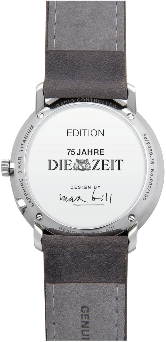 Eine Armbanduhr der ZEIT-Sonderedition »max bill MEGA Solar« mit Edelstahlgehäuse, schwarzem Lederarmband und weißem Zifferblatt. Auf der Rückseite sind der Schriftzug '75 Jahre DIE ZEIT', die Aufschrift 'Designed by max bill', sowie Informationen zur Solartechnologie zu sehen.