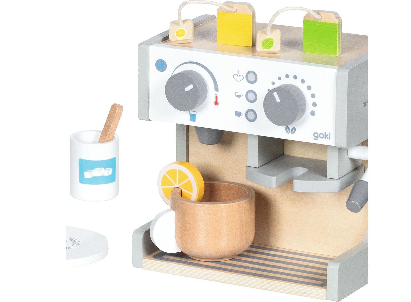 Abbildung einer aus Holz gefertigten Spielzeug-Kaffee- und Teestation für Kinder mit Zubehör, darunter eine Tasse, ein Milchkännchen, Kaffeekapseln und Teebeutel. Das Design ist bunt und kindgerecht gestaltet, mit verschiedenen Bedienelementen und Ablageflächen.