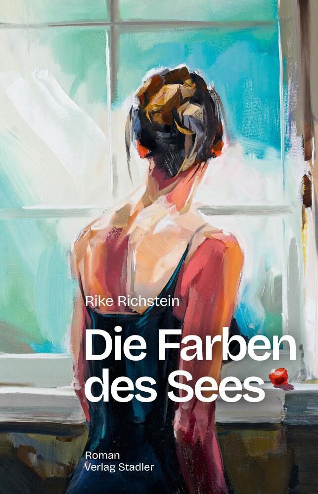 Ein Buchcover mit dem Titel 'Die Farben des Sees' von Rike Richstein zeigt eine Frau von hinten, die aus einem Fenster blickt. Die Frau trägt ein ärmelloses Kleid und ihr Haar ist hochgesteckt. Die Malerei ist in kräftigen Blau-, Grün-, Weiß-, und Rottönen gestaltet.