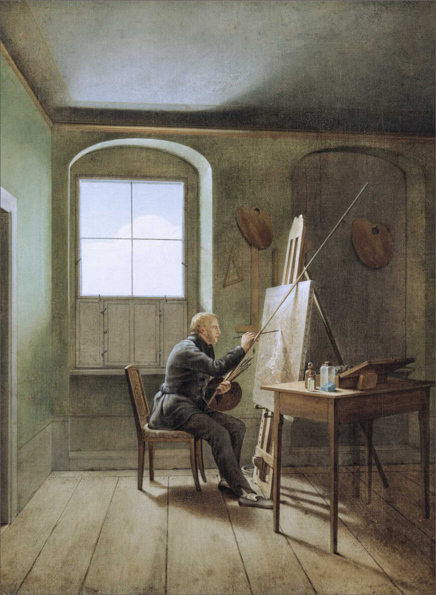 Ein älterer Mann, wahrscheinlich ein Künstler, sitzt auf einem Stuhl in einem sonnenbeschienenen Raum vor einer Leinwand und malt. Der Raum ist in verschiedenen Grüntönen gestrichen und verfügt über eine große Fensteröffnung, die weiches, natürliches Licht hereinlässt. Der Mann ist in dunkler Kleidung gekleidet und sitzt an einem Holztisch, der mit Malutensilien bedeckt ist. An den Wänden hängen Palette und weitere Malutensilien.