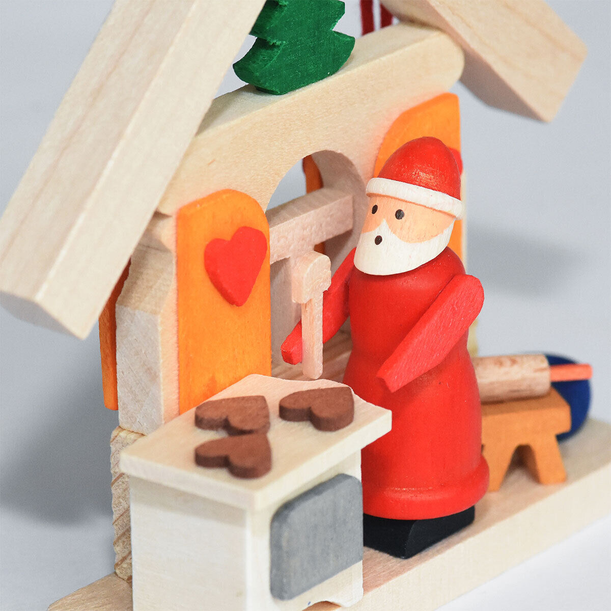 3-teiliges Baumschmuck Geschenk-Set „Weihnachtsmannhäuser“. Handgefertigte Holzdekorationen in Form von Weihnachtsmann und Häuschen, in Rot, Weiß und Naturholzfarben gestaltet, ideal zur Weihnachtszeit.