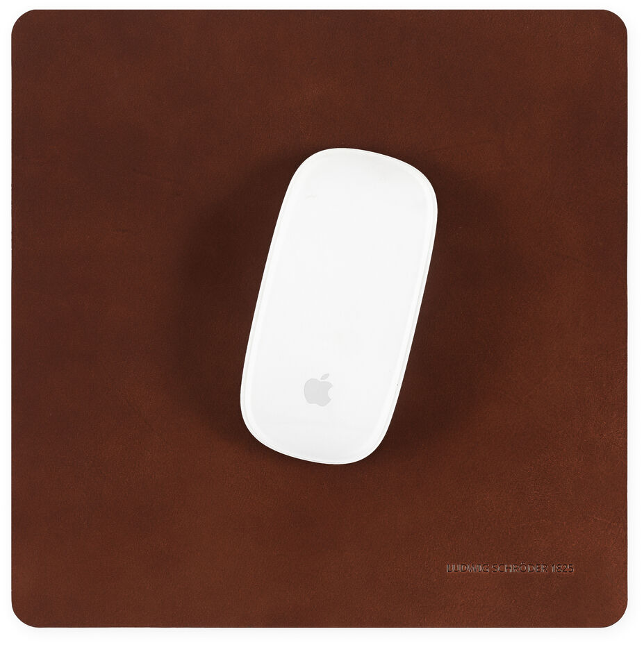Ein quadratisches, braunes Leder-Mousepad mit abgerundeten Ecken, auf dem eine weiße Maus liegt.