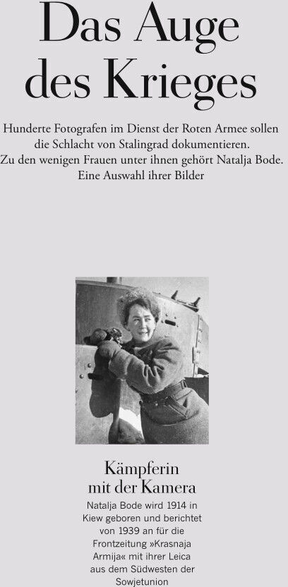 Coverbild des Magazins 'Das Auge des Krieges' mit dem Fokus auf die Fotografin Natalja Bode im Kontext der Schlacht von Stalingrad. In der Mitte des Covers ist ein Schwarz-Weiß-Foto von Bode mit ihrer Kamera zu sehen. Der Text beschreibt ihre Rolle und ihre Fotos im Dienst der Roten Armee.