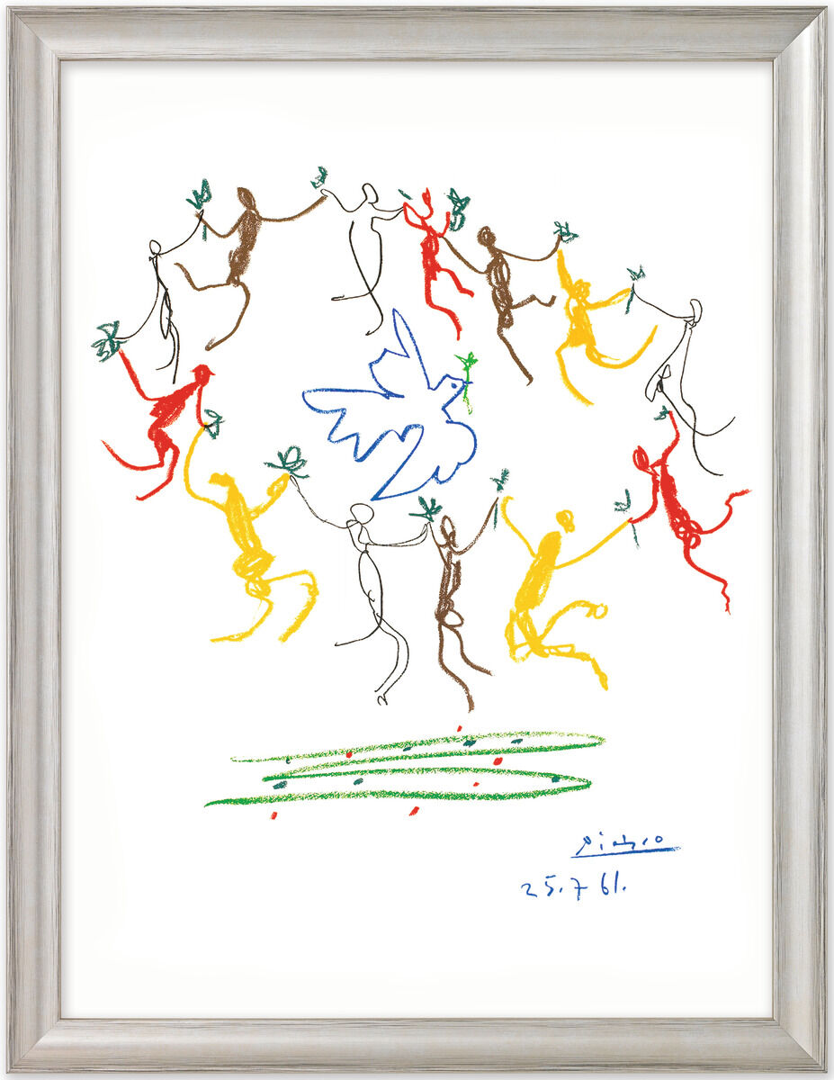 Das Bild zeigt ein Kunstwerk von Pablo Picasso aus dem Jahr 1961 mit dem Titel „Der Reigen“. Mehrere abstrakte, bunte Figuren bilden einen Kreis und halten Olivenzweige in den Händen. In der Mitte befindet sich eine blaue Friedenstaube. Die Zeichnung ist hauptsächlich weiß mit Akzenten in Rot, Gelb, Braun, Grün und Blau. Der Rahmen ist dezent gestaltet.