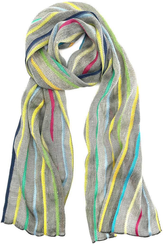 Der Leinenschal Bunt von Isensee ist aus grauem Leinenstoff mit langen, vertikalen Streifen in leuchtenden Farben wie Gelb, Blau, Grün, Türkis und Rot. Der Schal wirkt leicht und freundlich, perfekt als modisches Accessoire zu lässigen oder eleganten Outfits.