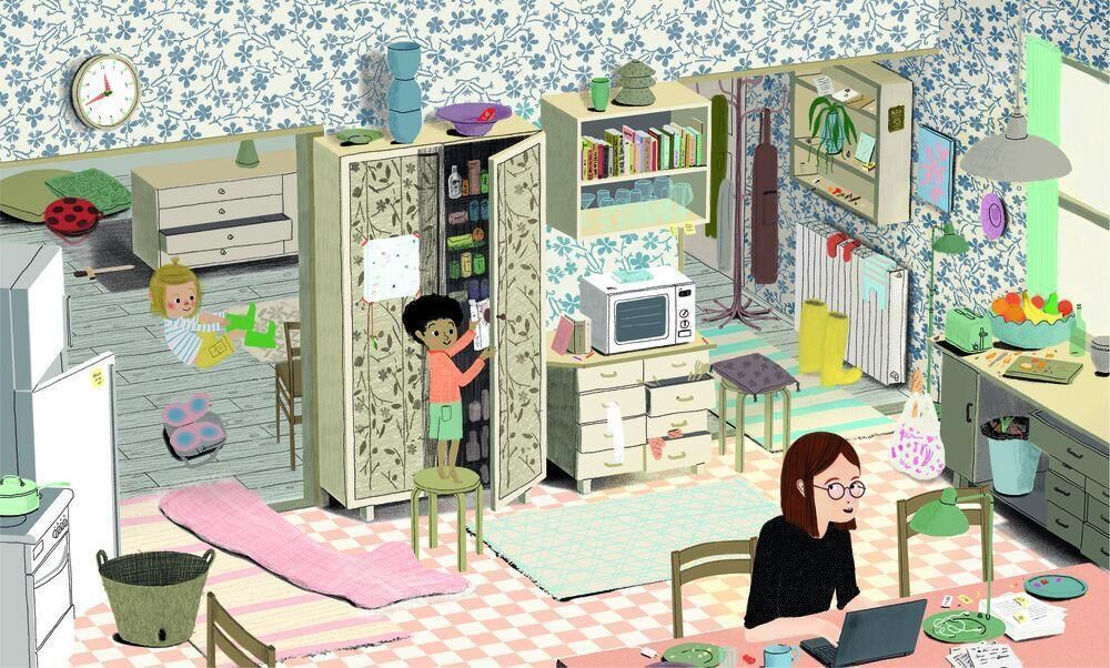 Ein illustriertes Bild zeigt ein buntes Wohnzimmer und Küche, in dem mehrere Kinder spielen und eine Frau am Laptop arbeitet. Ein Regal voller Bücher und Spielsachen füllt den Raum, der mit gemusterten Tapeten und Teppichen dekoriert ist.
